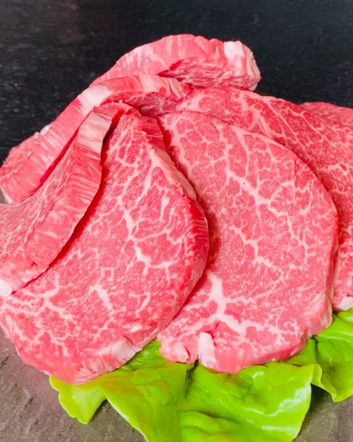 いつも当店をご利用いただきありがとうございます🥰

🥩牛ヒレ入荷致しましたーーーー🥩

　写真はシャトーブリアン❣️
　　　数量限定になりますので
　　　　　　　　　お早めにどうぞ🥰

今まで通り
感染防止対策を
しっかりと行っております^_^

#焼肉ホルモン酒場にくざんまい
#グルメ
#ネギ塩牛タン
#レバ刺し
#石焼きビビンバ
#カルビ