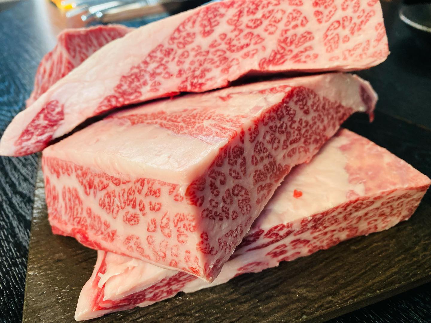 いつも当店を
ご利用いただきまして
誠にありがとうございます️

今回は
🥩ヘッドバラ🥩の
ご紹介でーす☆
　　　当店では
カルビの王様でご提供いたしております
　　

三角バラとウチバラのつなぎ目の部位。 ウチバラの先端に位置することからヘッドと呼ばれる。 
1頭の牛から数㎏しか取れない希少部位🧐ウチバラの中では1番の霜降りの美しさを持ち、とろけるような濃厚な味わい。🥳バラ肉（カルビ）の中では最高の肉質を誇り、特上の名前に相応しい見た目と美味しさを持つ

#焼肉ホルモン酒場にくざんまい
#本庄グルメ
#ネギ塩牛タン
#レバ刺し
#石焼きビビンバ
#カルビ