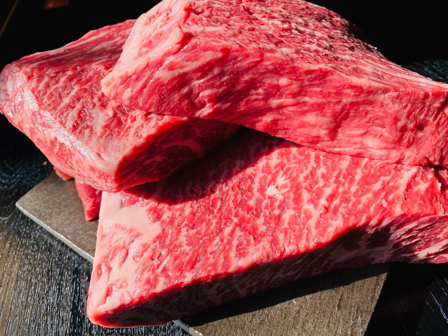 いつも当店を
ご利用いただきまして
誠にありがとうございます️

今回は
🥩イチボ🥩の
　　ご紹介でーす☆
　　　
　　　個人的には
大好きな部位の１つです🥰

イチボは牛のもも肉のひとつで、お尻の先にある部位です。
牛もも肉というと固いイメージがあるかもしれませんが、イチボはお尻の方の肉なので柔らかいのが特徴です

しっかりとした味わいであることから、焼肉などでも人気の部位になっています。
1頭から少量しか取れない希少部位のため、値段は高めです

#焼肉ホルモン酒場にくざんまい
#本庄グルメ
#ネギ塩牛タン
#レバ刺し
#石焼きビビンバ
#カルビ