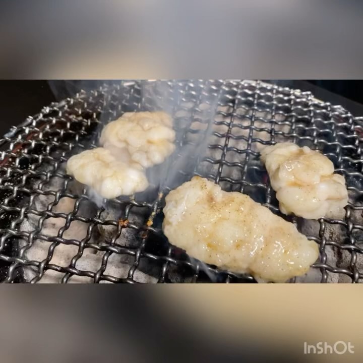 いつも当店を
ご利用いただきまして
ありがとうございます🥰

本日は
　牛シマチョウ(大腸)
ご紹介でーす🥰

シマチョウを呼ばれる理由は、表面がシマシマ模様に見えることから来ています。

ホルモンと言えば、このシマチョウ！と言っていいほど、ホルモンの王様のような存在です
もつ鍋でもよく使われている部位です

適度な脂と歯ごたえが特徴で、よく焼いて食べるのが◯
マルチョウと比べると、脂は少なめで、厚みがあるため歯ごたえがしっかりしています。

シマチョウは処理が大変なため、シマチョウが美味しいかどうかでそのお店のレベルが分かってしまうと言われています

#焼肉ホルモン酒場にくざんまい
#本庄グルメ
#ネギ塩牛タン
#レバ刺し
#石焼きビビンバ
#カルビ